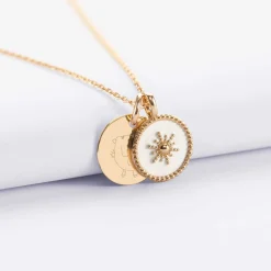 Pendentif personnalisé médaille gravée plaqué or 15 mm et breloque email blanc soleil 14 mm