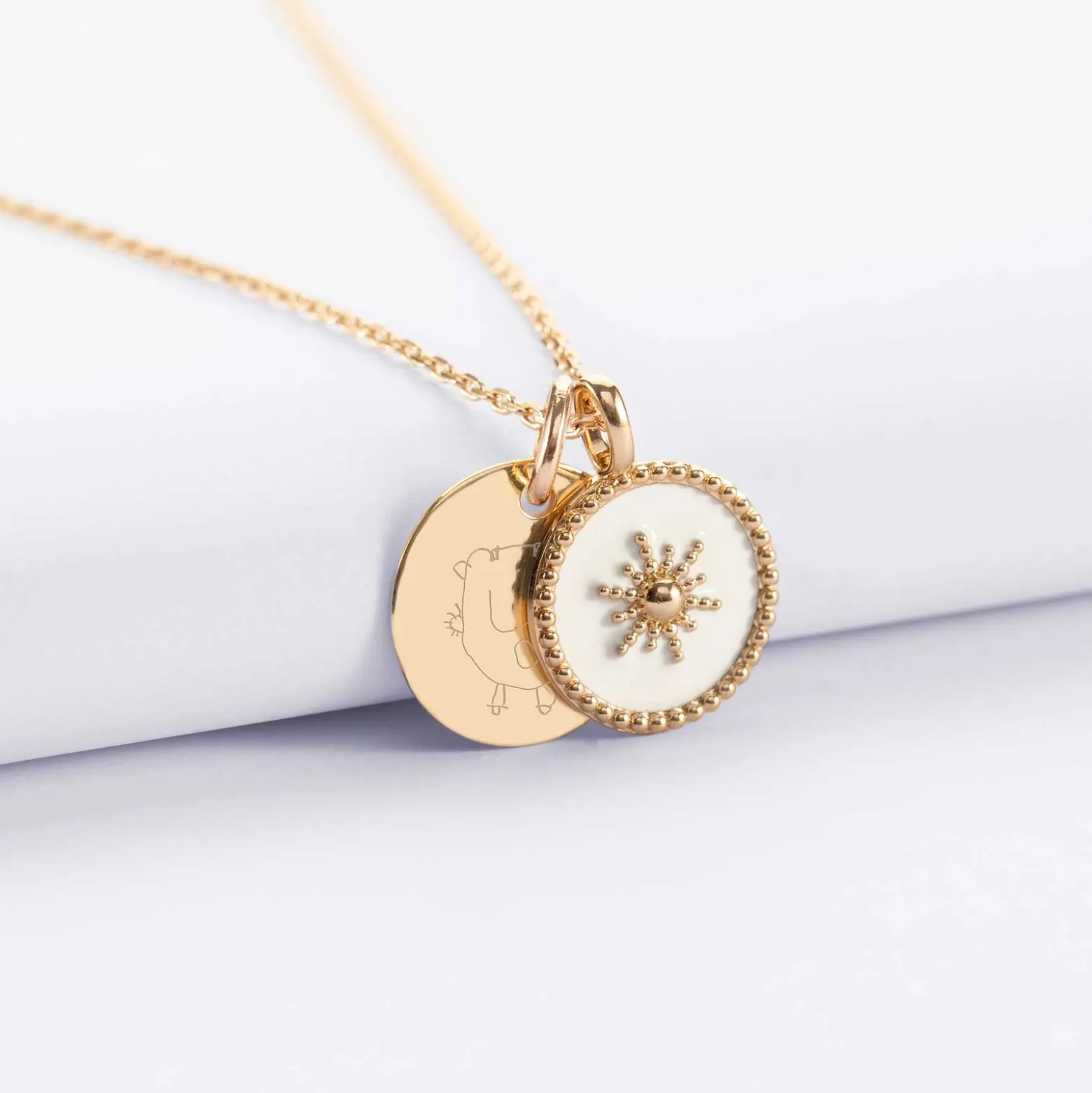 Pendentif personnalisé médaille gravée plaqué or 15 mm et breloque email blanc soleil 14 mm
