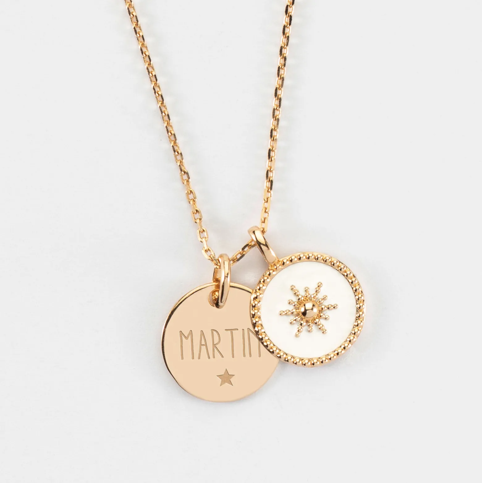 Pendentif personnalisé médaille gravée plaqué or 15 mm et breloque email blanc soleil 14 mm