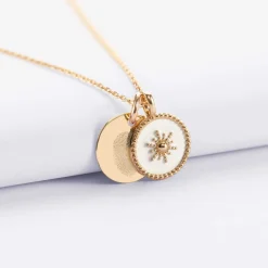 Pendentif personnalisé médaille gravée plaqué or 15 mm et breloque email blanc soleil 14 mm