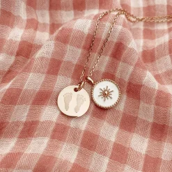 Pendentif personnalisé médaille gravée plaqué or 15 mm et breloque email blanc soleil 14 mm