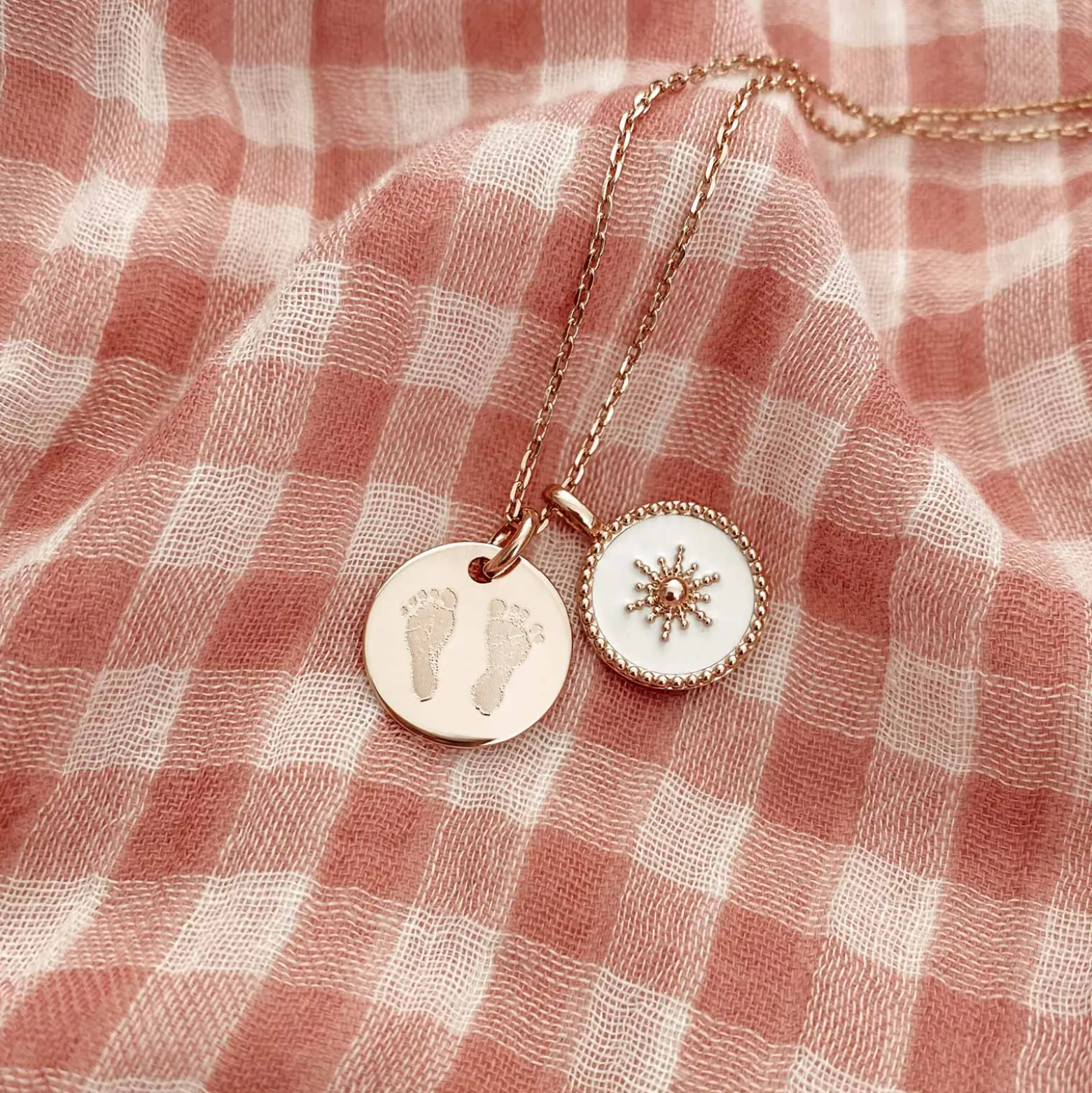 Pendentif personnalisé médaille gravée plaqué or 15 mm et breloque email blanc soleil 14 mm