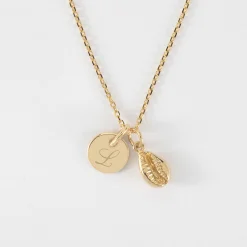 Pendentif personnalisé médaille gravée plaqué or 10 mm et breloque coquillage cauri 10 mm