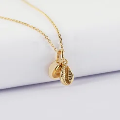 Pendentif personnalisé médaille gravée plaqué or 10 mm et breloque coquillage cauri 10 mm