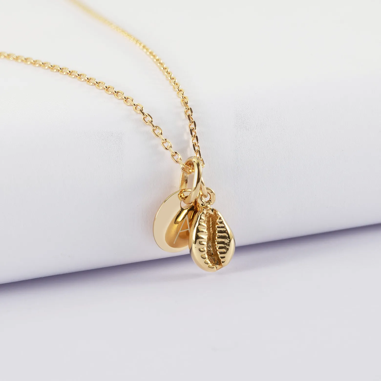 Pendentif personnalisé médaille gravée plaqué or 10 mm et breloque coquillage cauri 10 mm