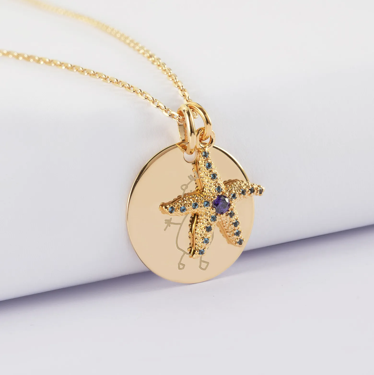Pendentif personnalisé médaille gravée plaqué or 19 mm et breloque étoile de mer scintillante zircons bleus 15 mm