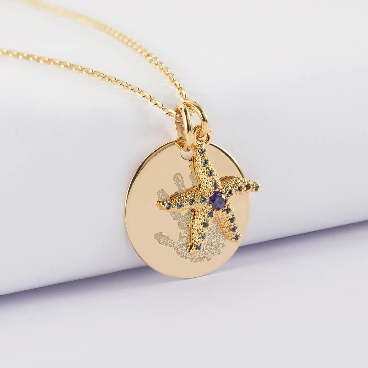 Pendentif personnalisé médaille gravée plaqué or 19 mm et breloque étoile de mer scintillante zircons bleus 15 mm
