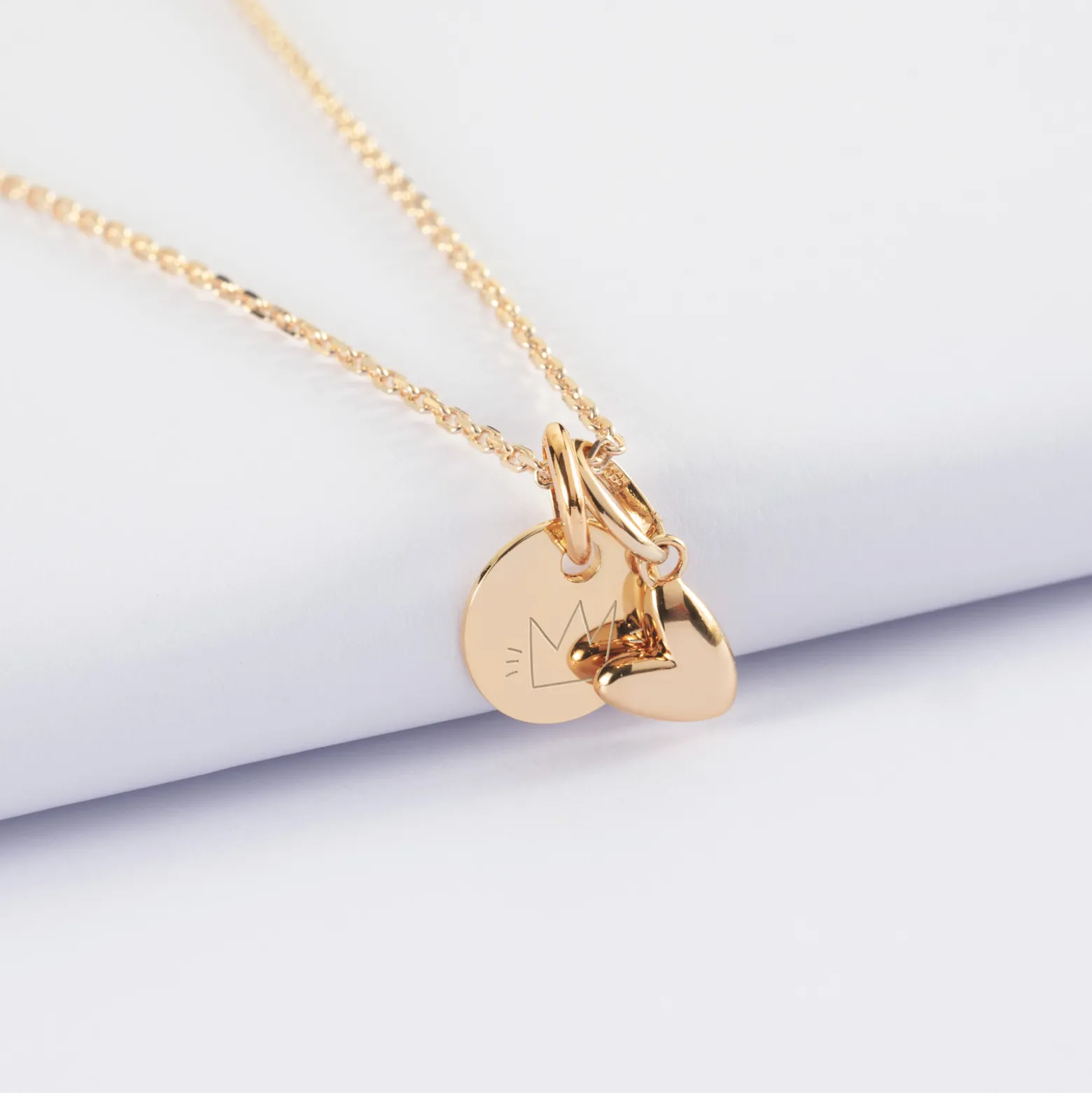 Pendentif personnalisé médaille gravée plaqué or 10 mm et breloque petit coeur bombé 7 mm - HappyBulle x Atelier Wagram