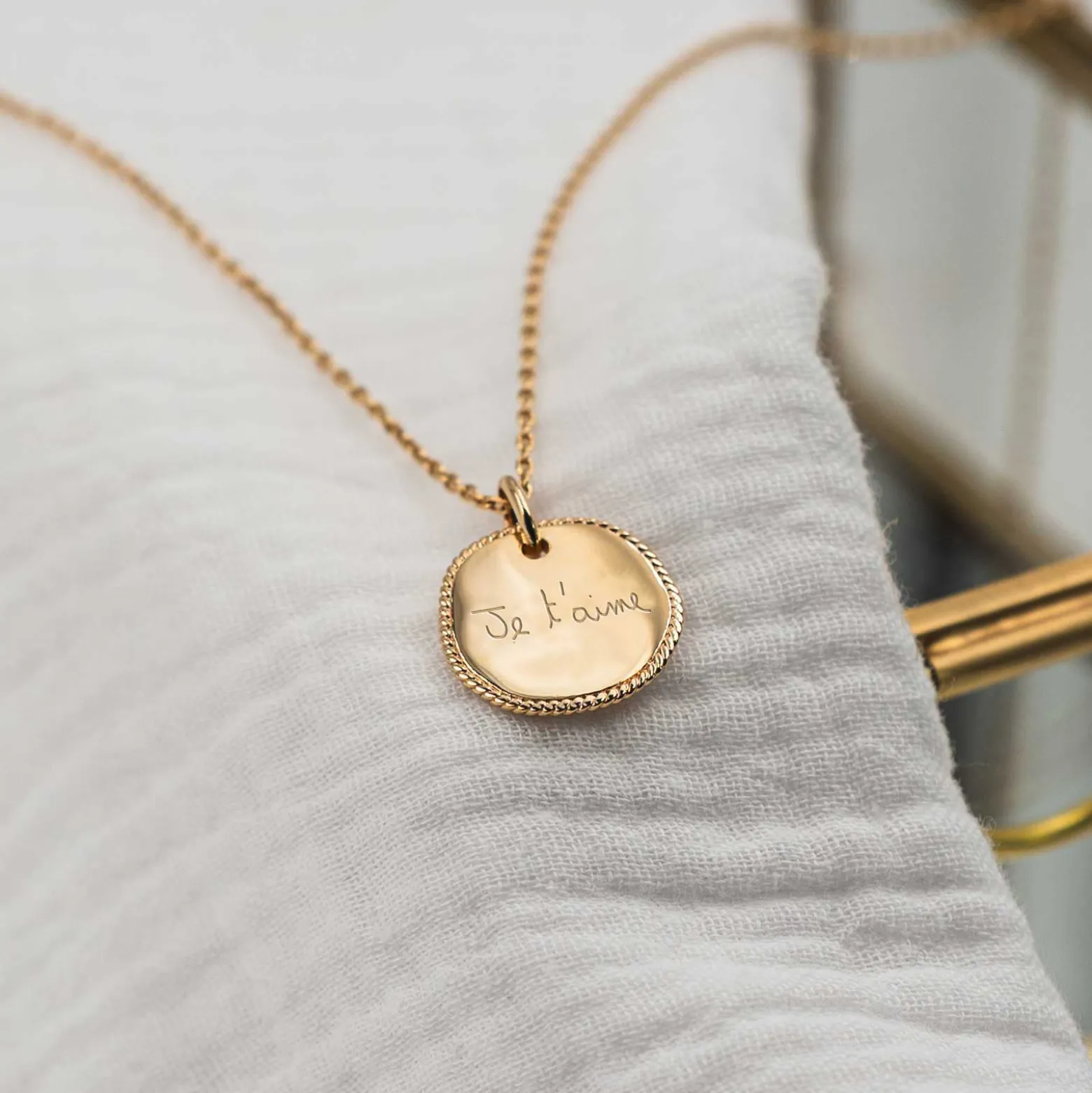 Pendentif personnalisé médaille contour tressé gravée plaqué or 17 mm