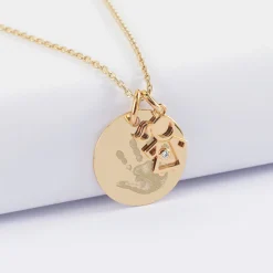 Pendentif personnalisé médaille gravée plaqué or 19 mm et breloque petite fille zircon 12 mm