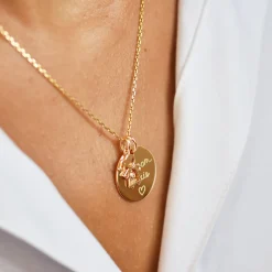 Pendentif personnalisé médaille gravée plaqué or 19 mm et breloque petite fille zircon 12 mm