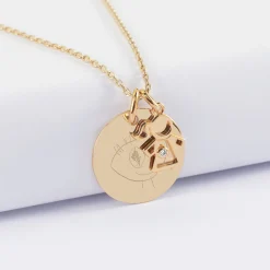 Pendentif personnalisé médaille gravée plaqué or 19 mm et breloque petite fille zircon 12 mm