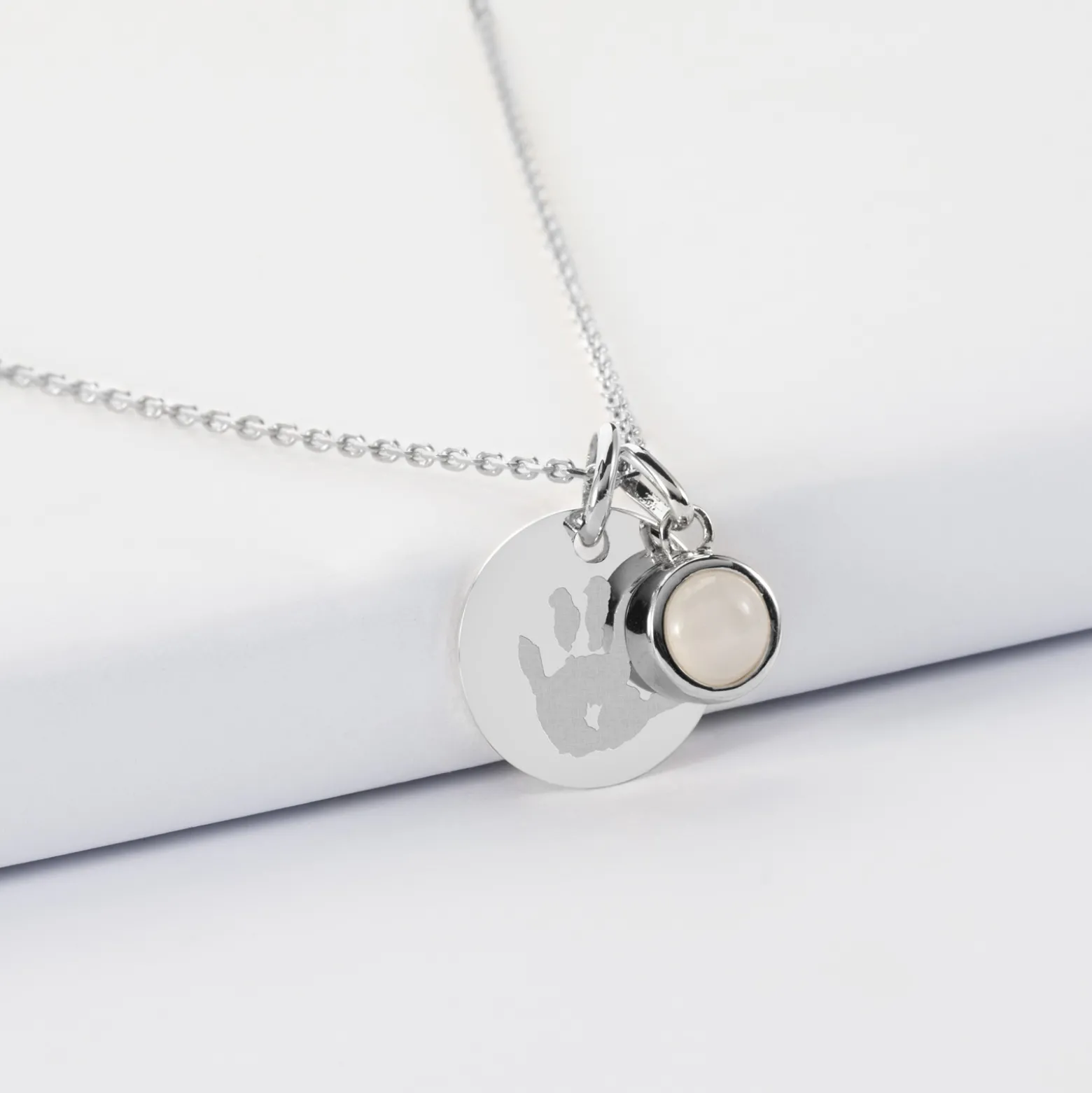 Pendentif personnalisé médaille gravée argent 15 mm et breloque pierre naturelle 8 mm