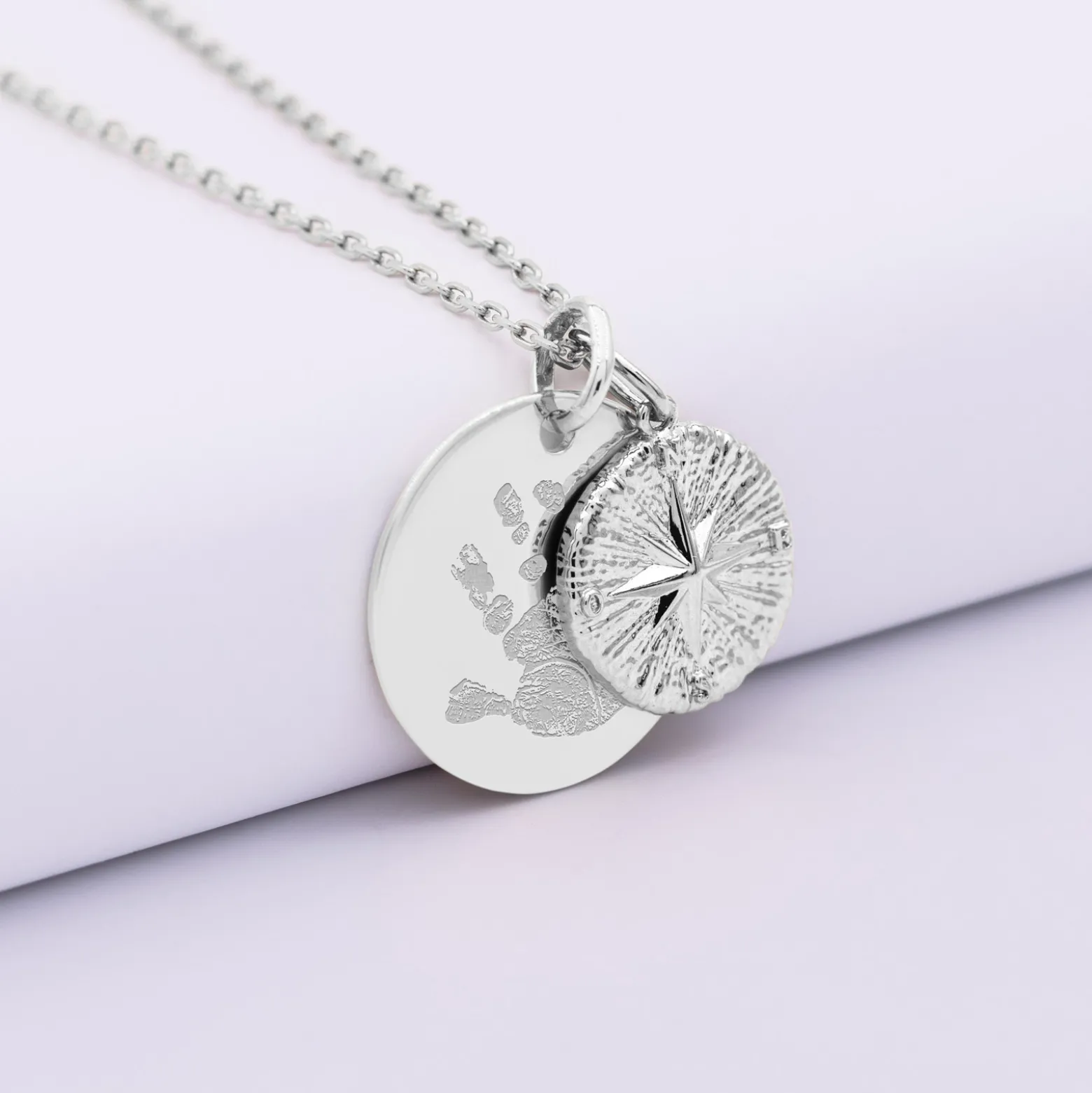 Pendentif personnalisé médaille gravée argent 19 mm et breloque rose des vents texturée 14 mm
