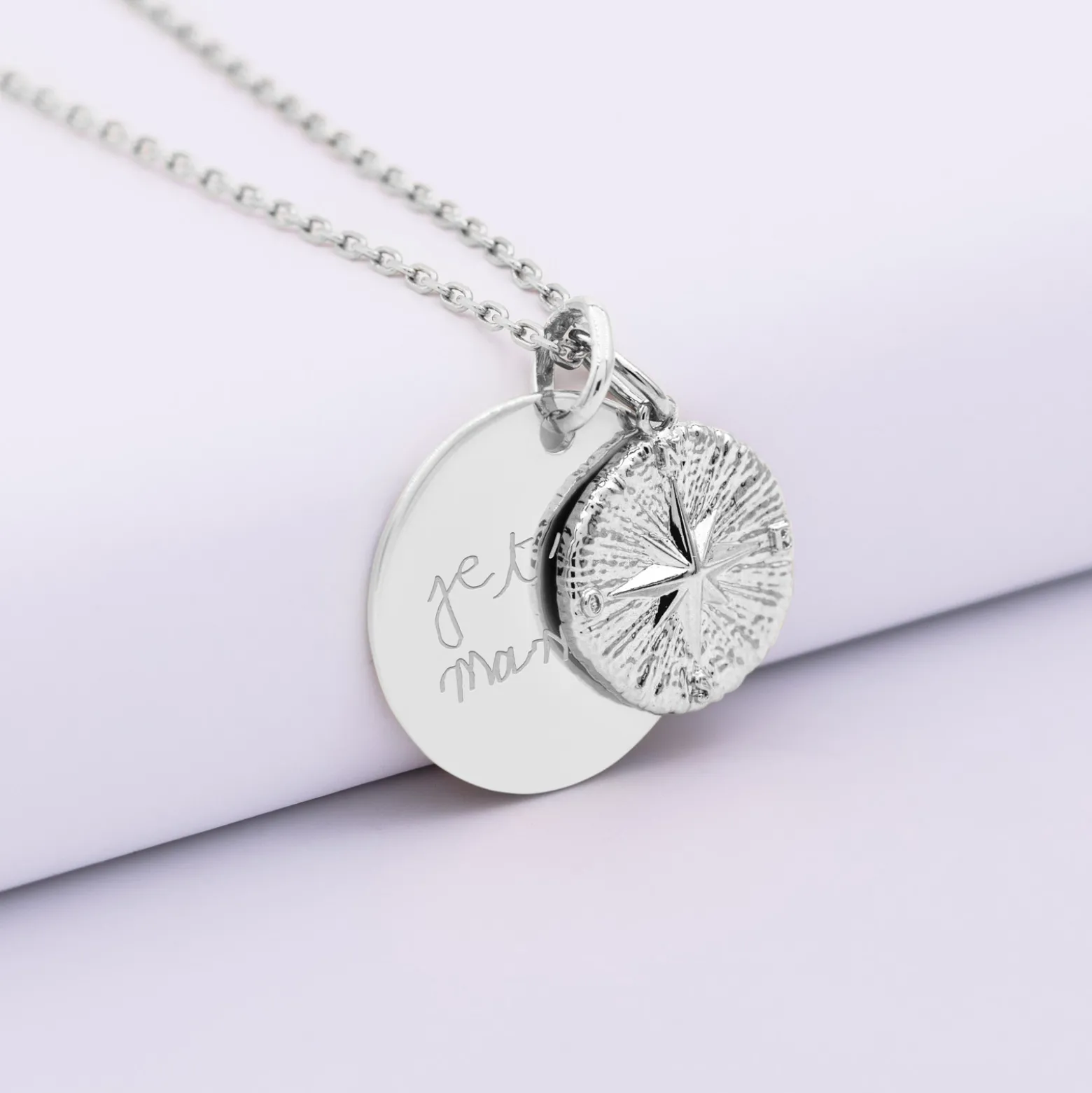 Pendentif personnalisé médaille gravée argent 19 mm et breloque rose des vents texturée 14 mm