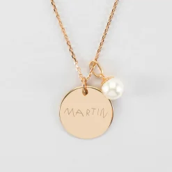 Pendentif personnalisé médaille gravée plaqué or 19 mm et breloque perle nacre 10 mm