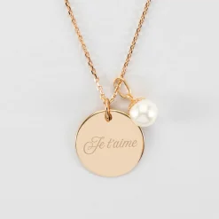 Pendentif personnalisé médaille gravée plaqué or 19 mm et breloque perle nacre 10 mm