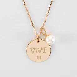 Pendentif personnalisé médaille gravée plaqué or 19 mm et breloque perle nacre 10 mm