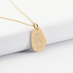 Pendentif personnalisé médaille gravée martelée plaqué or goutte 19x21 mm