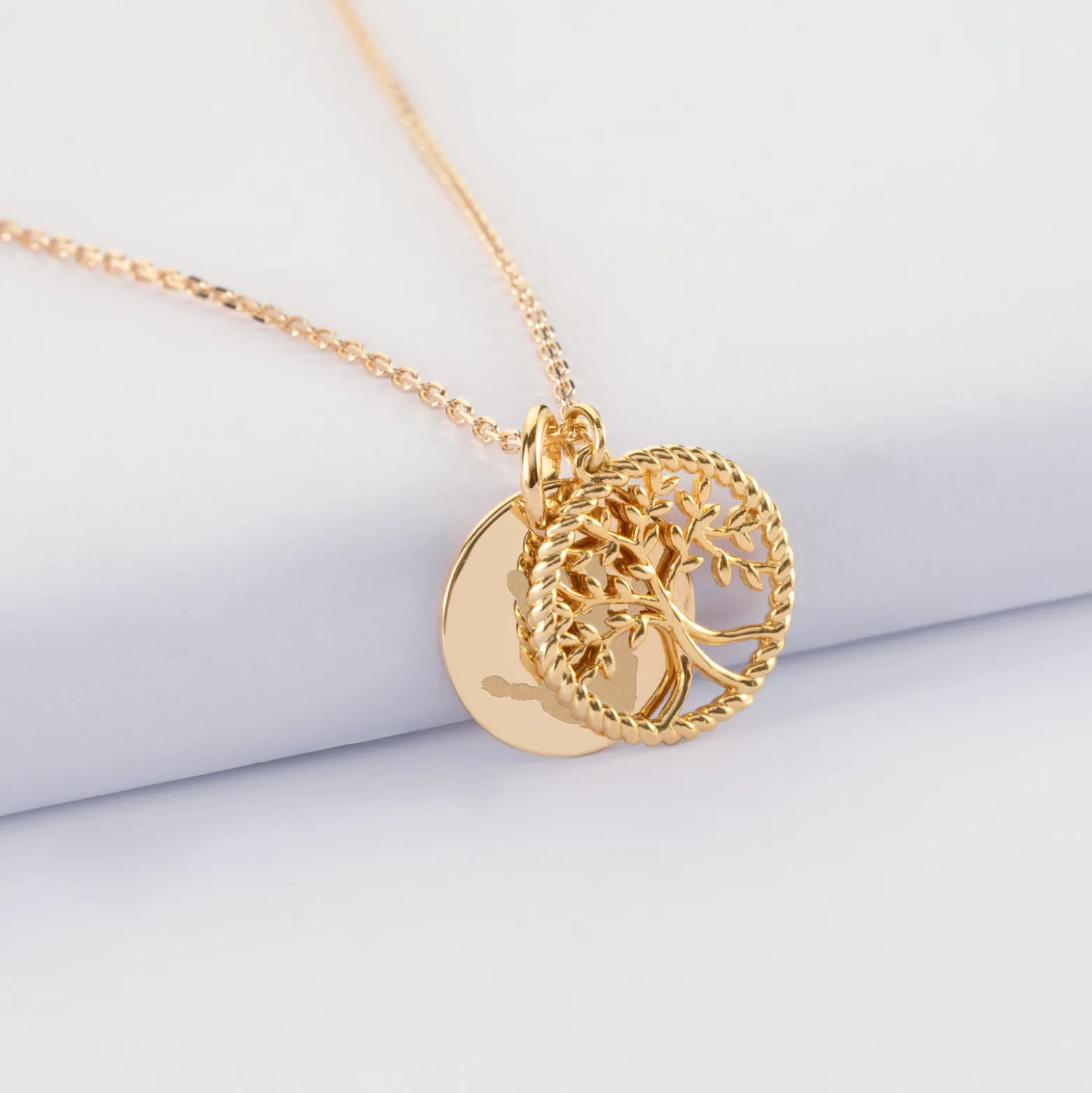 Pendentif personnalisé médaille gravée plaqué or 15 mm et breloque arbre de vie contour torsadé 16 mm