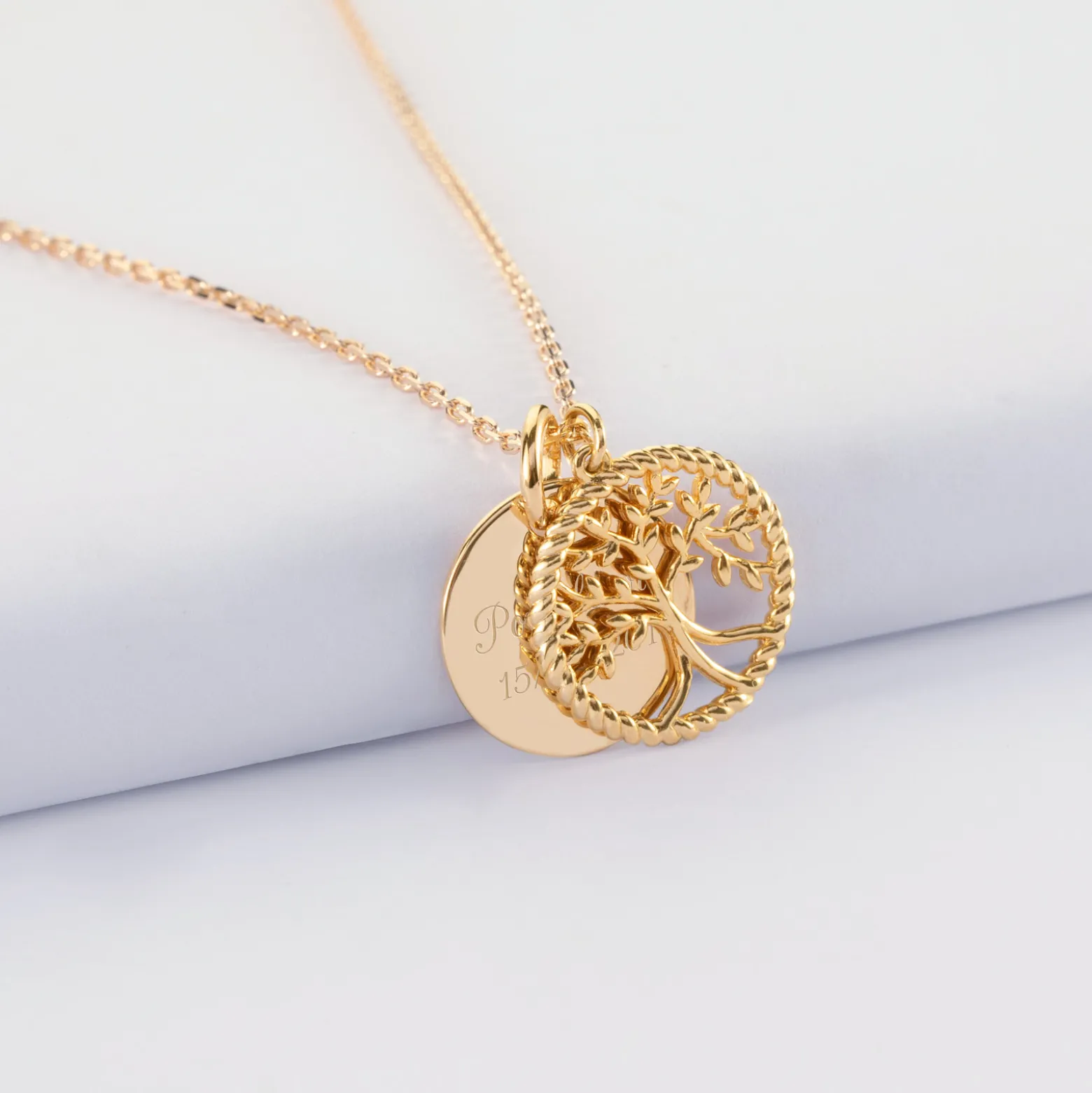 Pendentif personnalisé médaille gravée plaqué or 15 mm et breloque arbre de vie contour torsadé 16 mm