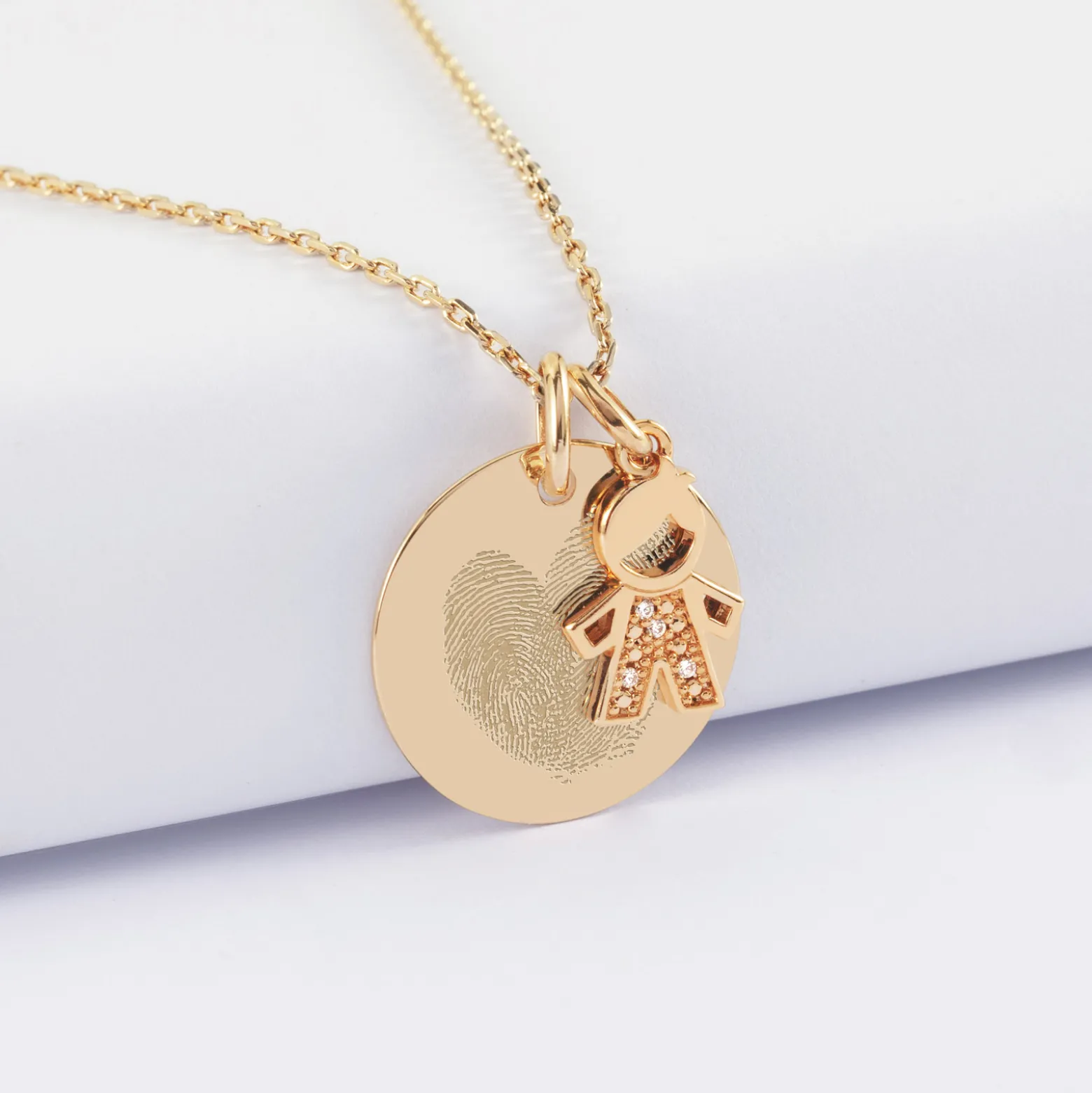 Pendentif personnalisé médaille gravée plaqué or 19 mm et breloque petit garçon scintillant 12 mm