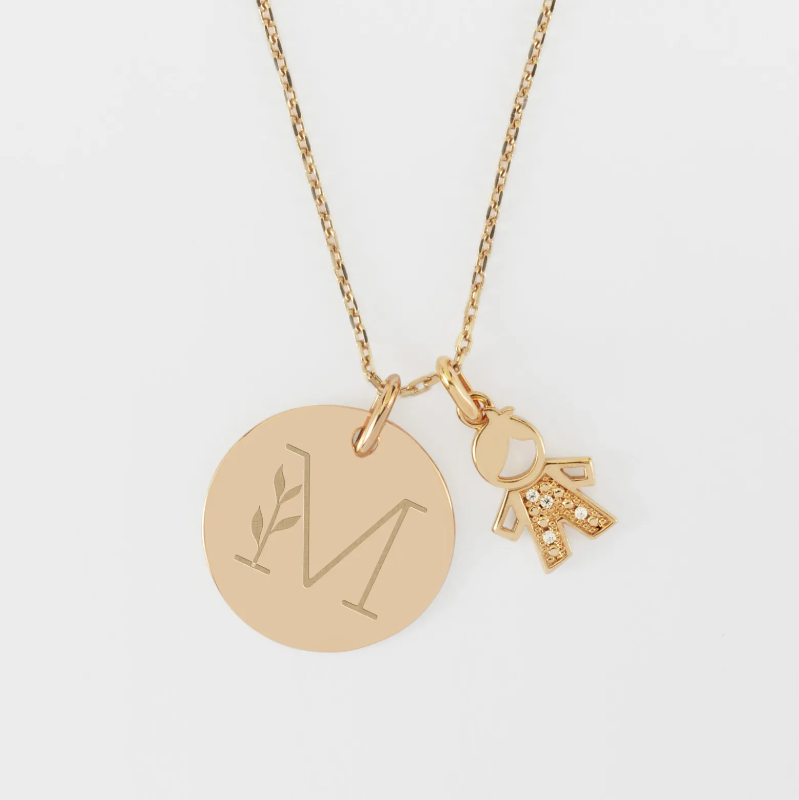 Pendentif personnalisé médaille gravée plaqué or 19 mm et breloque petit garçon scintillant 12 mm