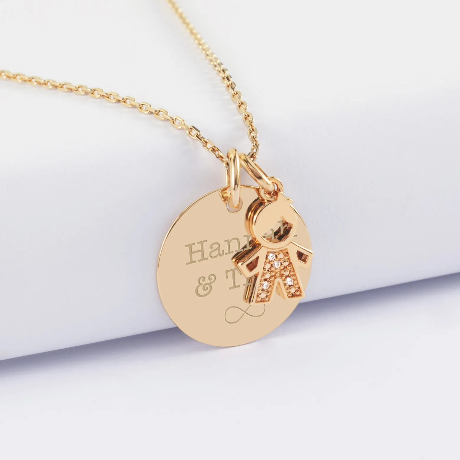 Pendentif personnalisé médaille gravée plaqué or 19 mm et breloque petit garçon scintillant 12 mm