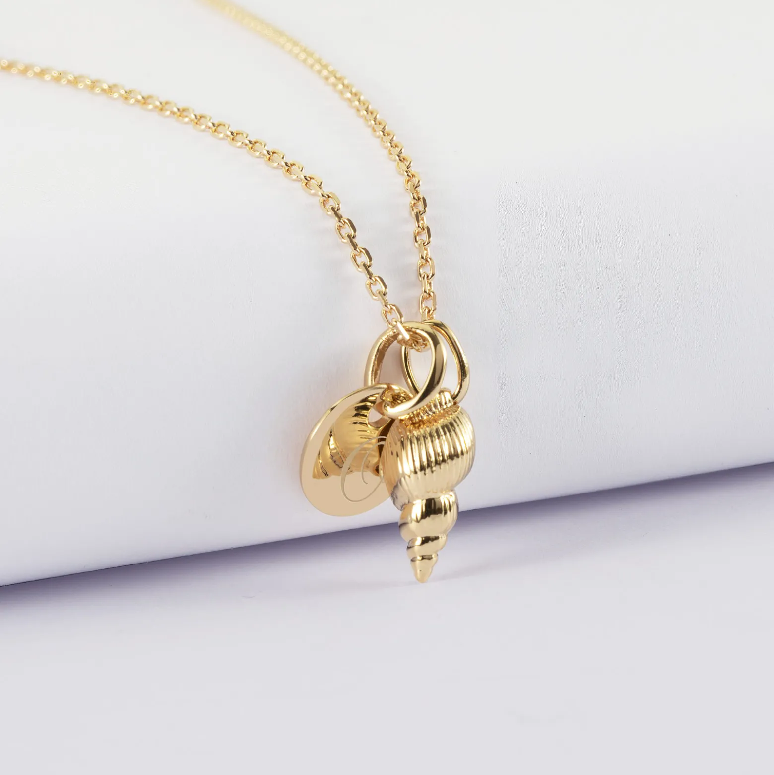 Pendentif personnalisé médaille gravée plaqué or 10 mm et breloque coquillage scalaire 12 mm