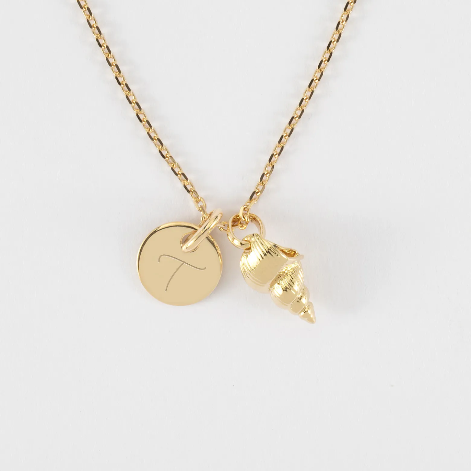 Pendentif personnalisé médaille gravée plaqué or 10 mm et breloque coquillage scalaire 12 mm