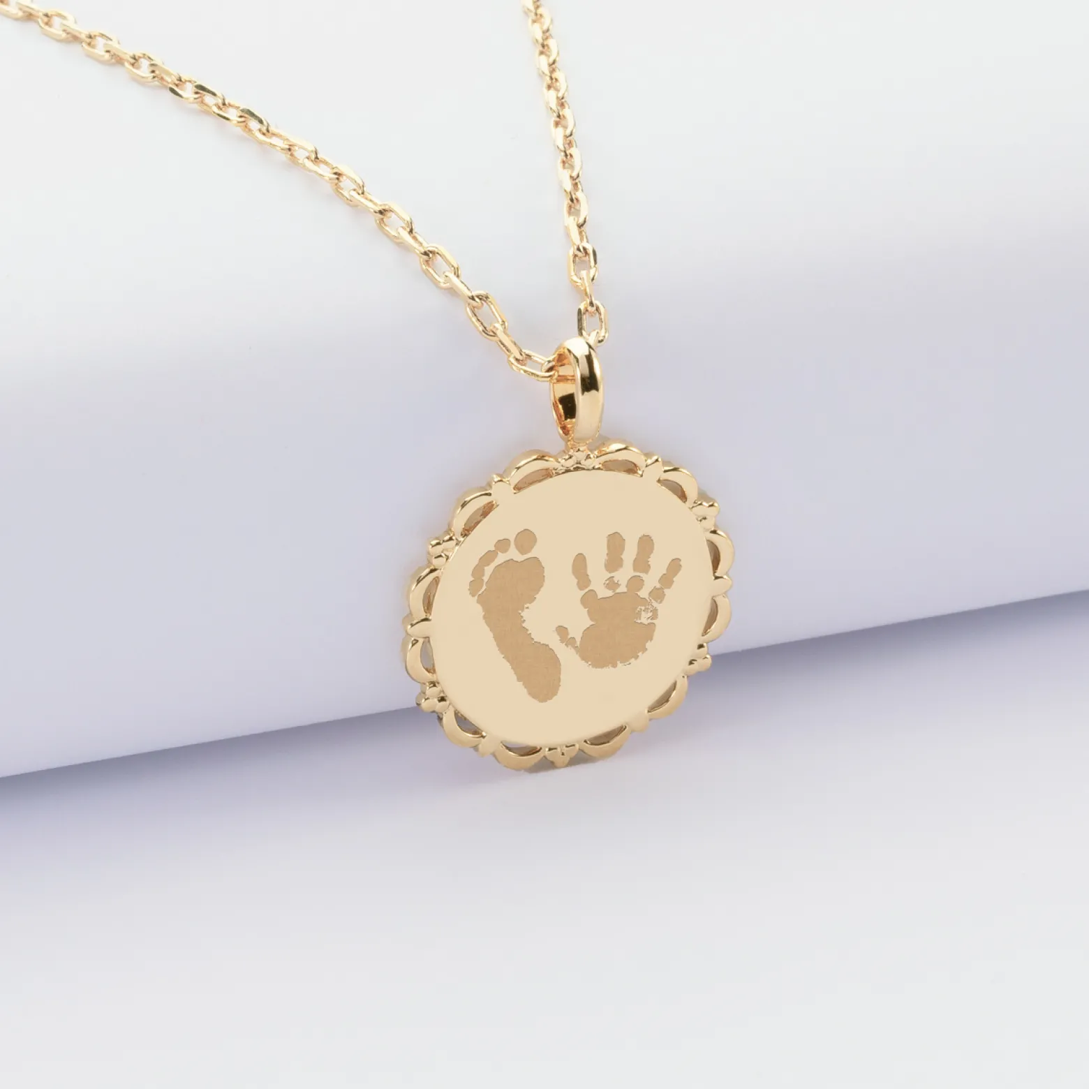 Pendentif personnalisé médaille vintage dentelée gravée plaqué or 17 mm - Nos petits imparfaits