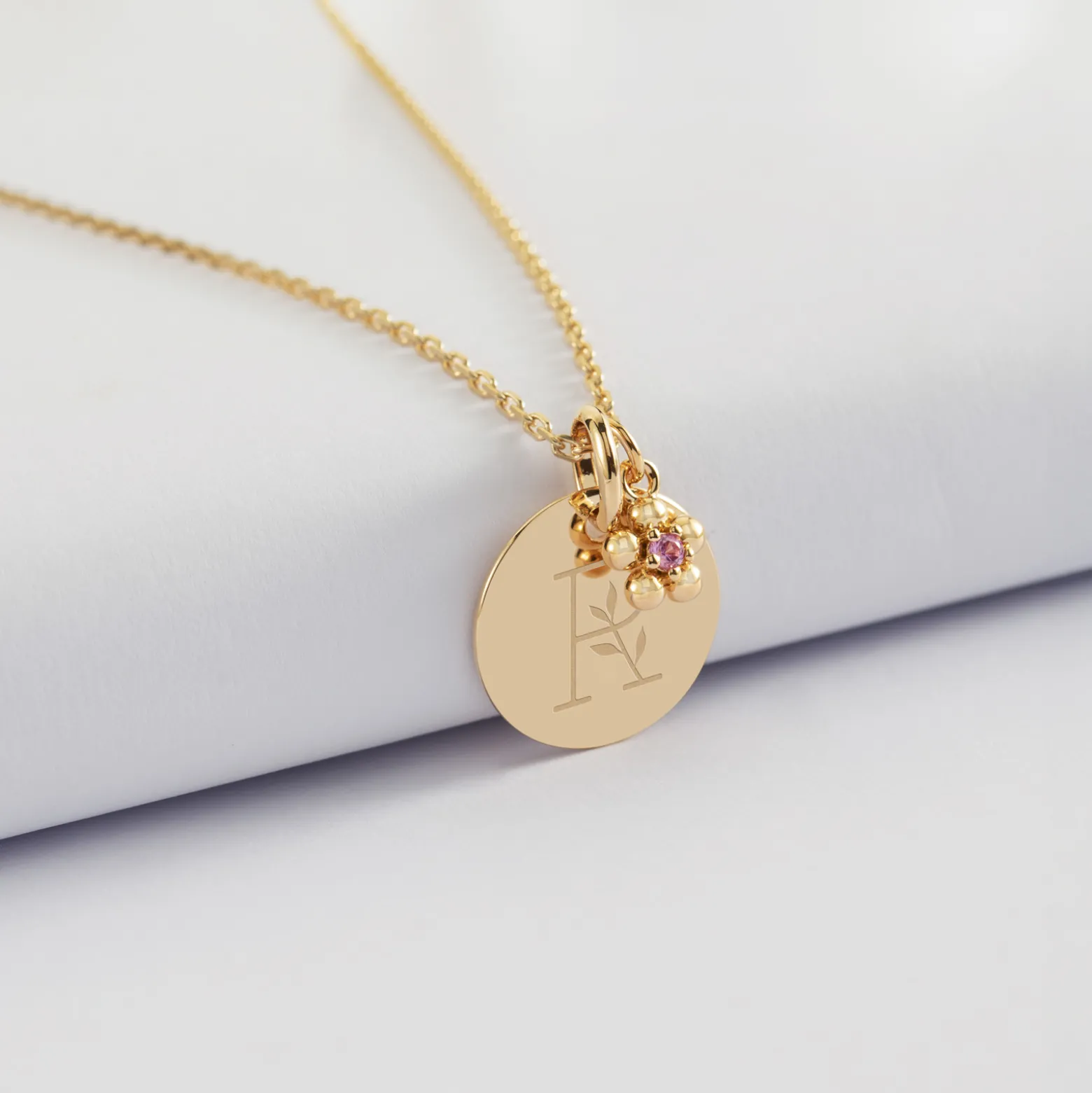 Pendentif personnalisé médaille gravée plaqué or 15 mm et breloque fleur zircon plaqué or 8 mm