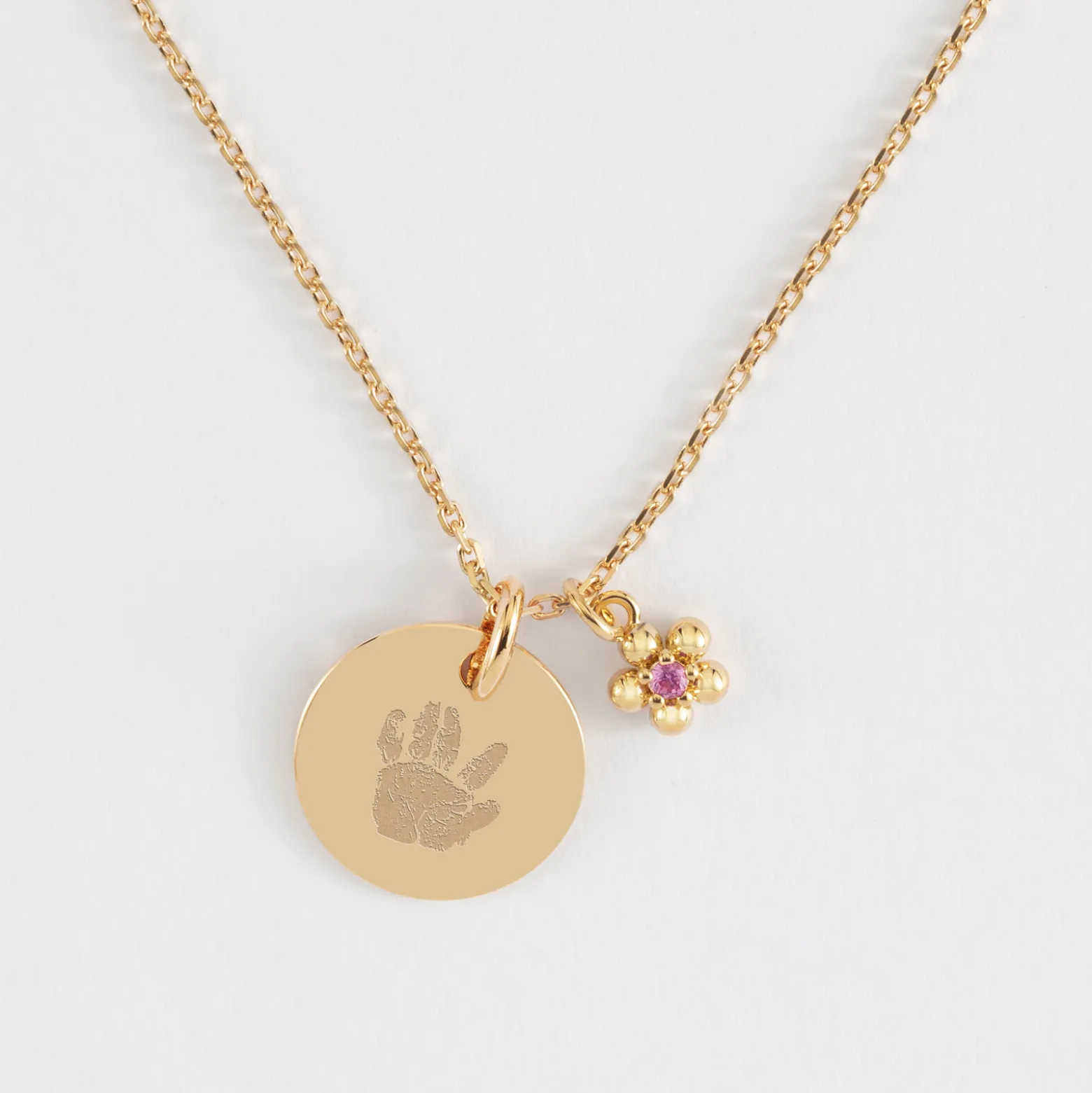 Pendentif personnalisé médaille gravée plaqué or 15 mm et breloque fleur zircon plaqué or 8 mm