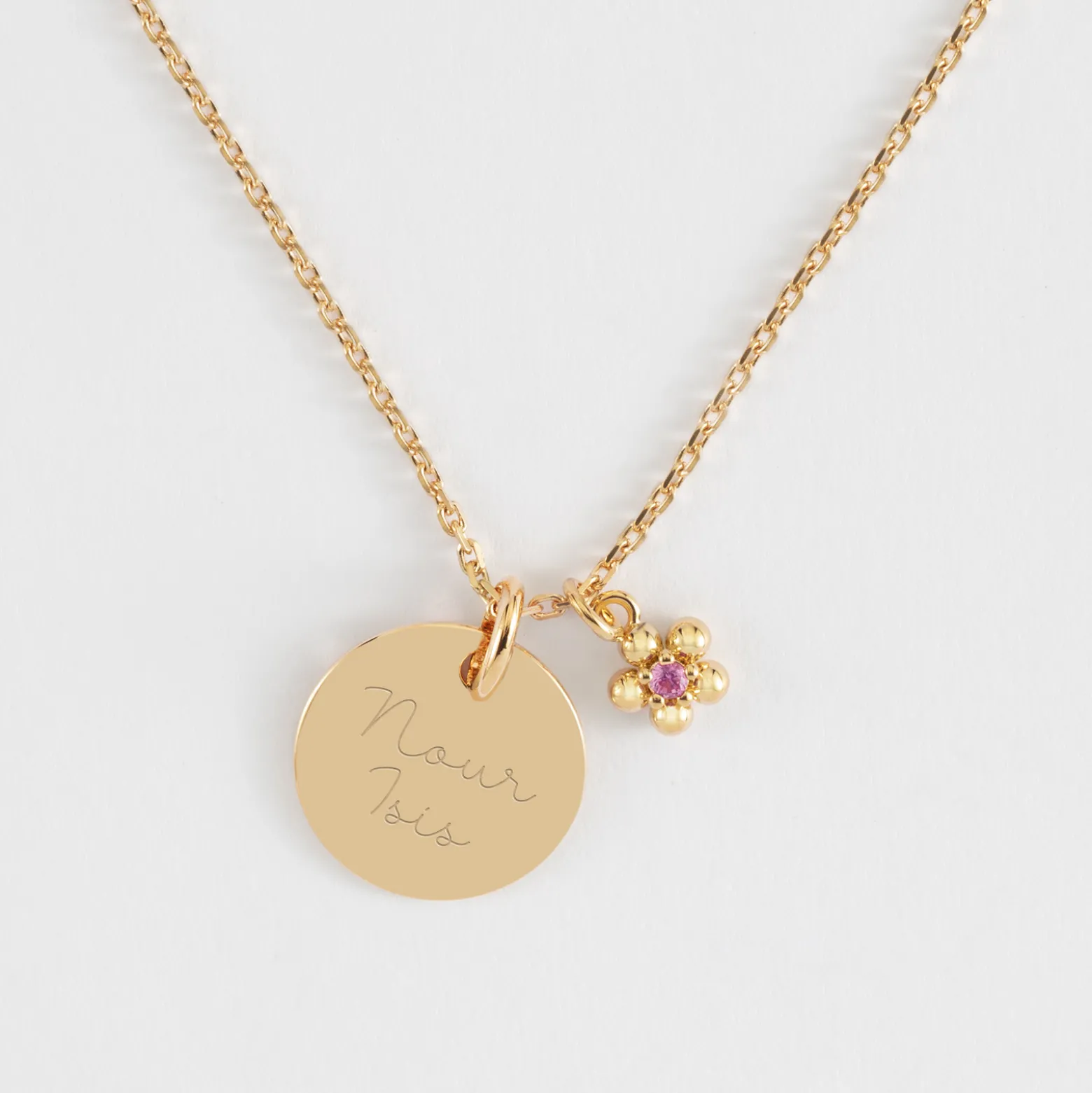 Pendentif personnalisé médaille gravée plaqué or 15 mm et breloque fleur zircon plaqué or 8 mm