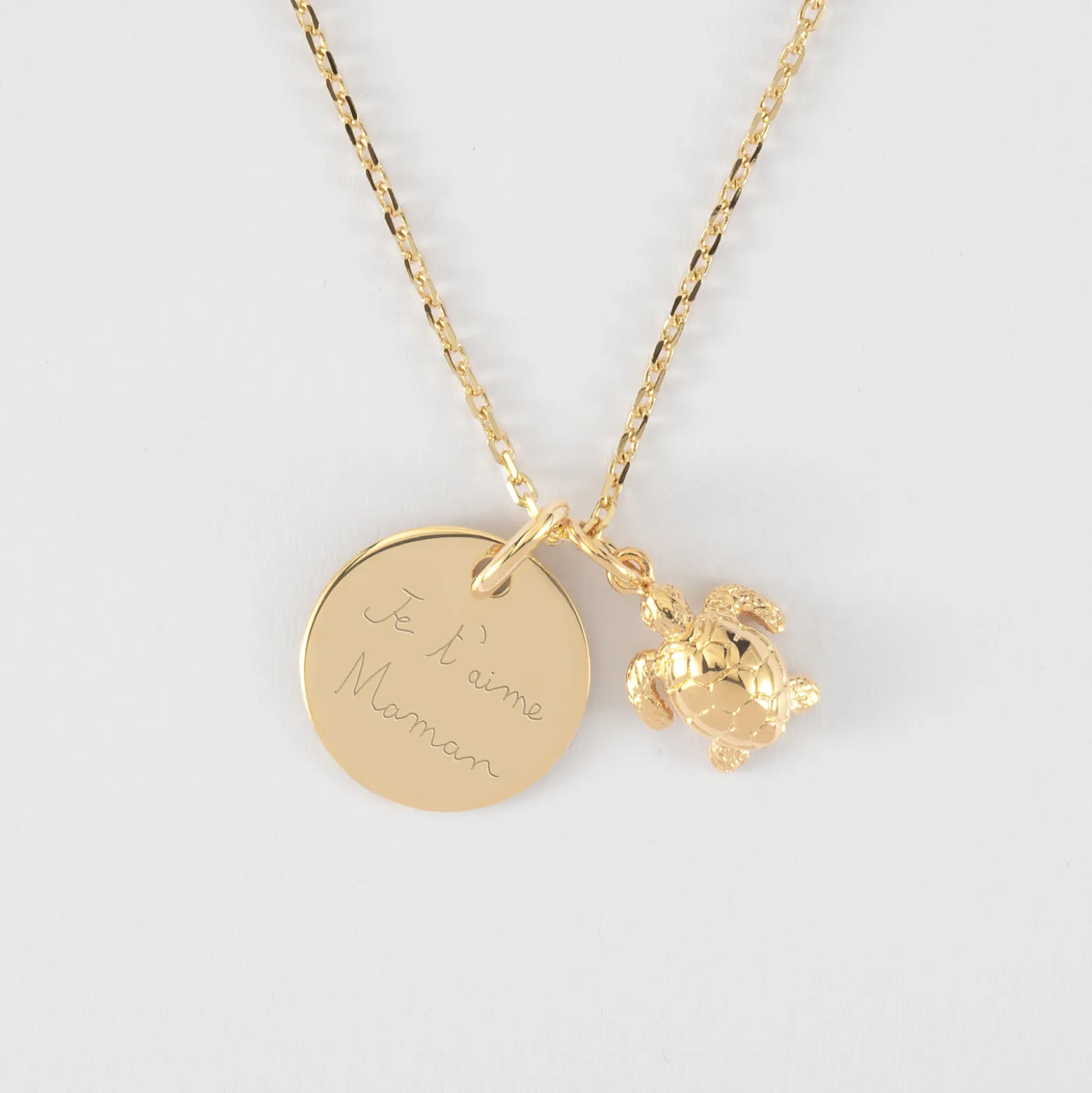 Pendentif personnalisé médaille gravée plaqué or 15 mm et breloque tortue 10 mm