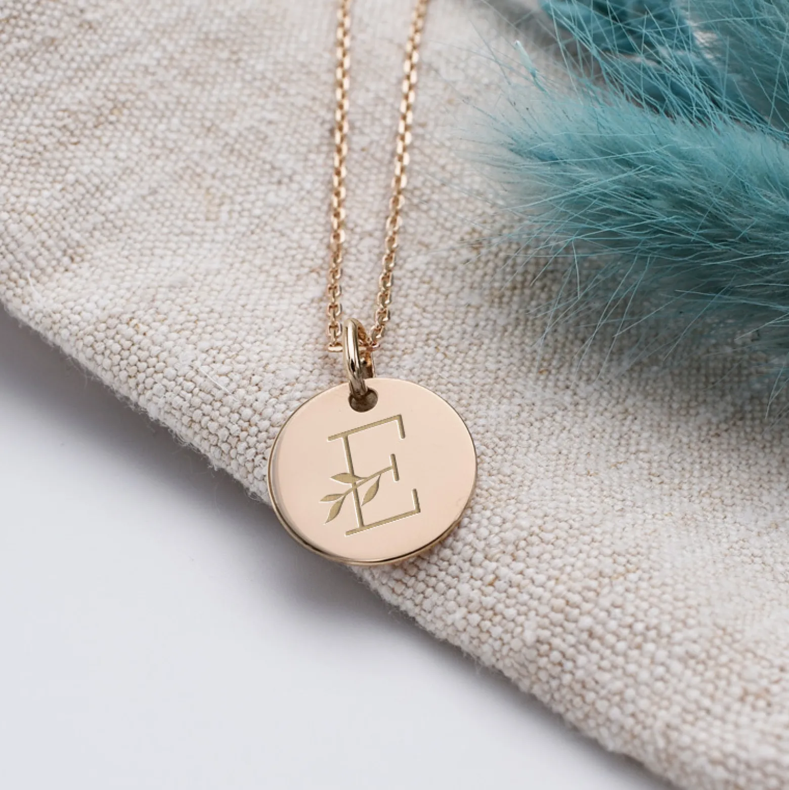 Pendentif personnalisé médaille gravée plaqué or 15 mm - édition spéciale "Alphabet floral"