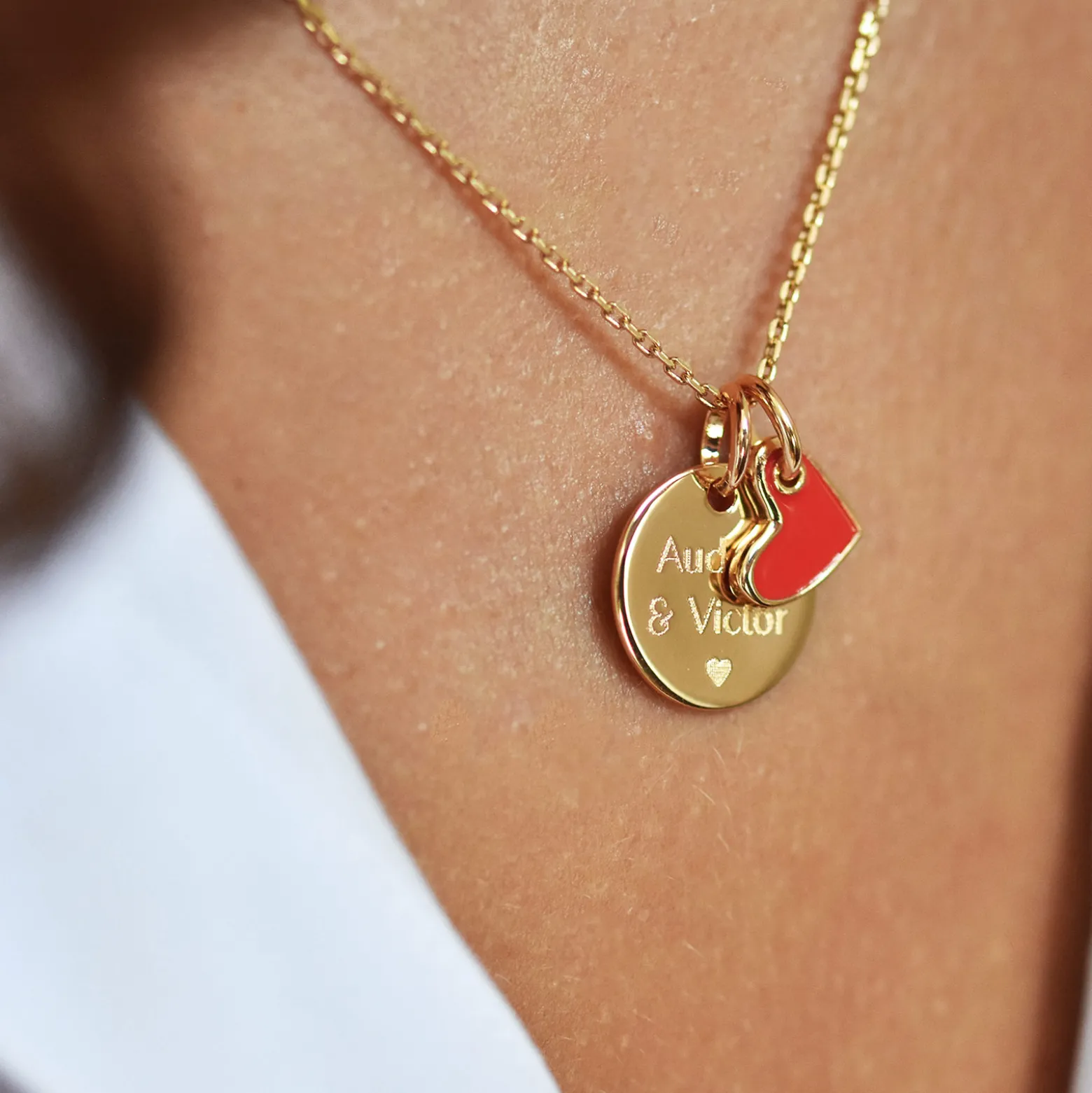 Pendentif personnalisé médaille gravée plaqué or 15 mm et breloque coeur email 10 mm