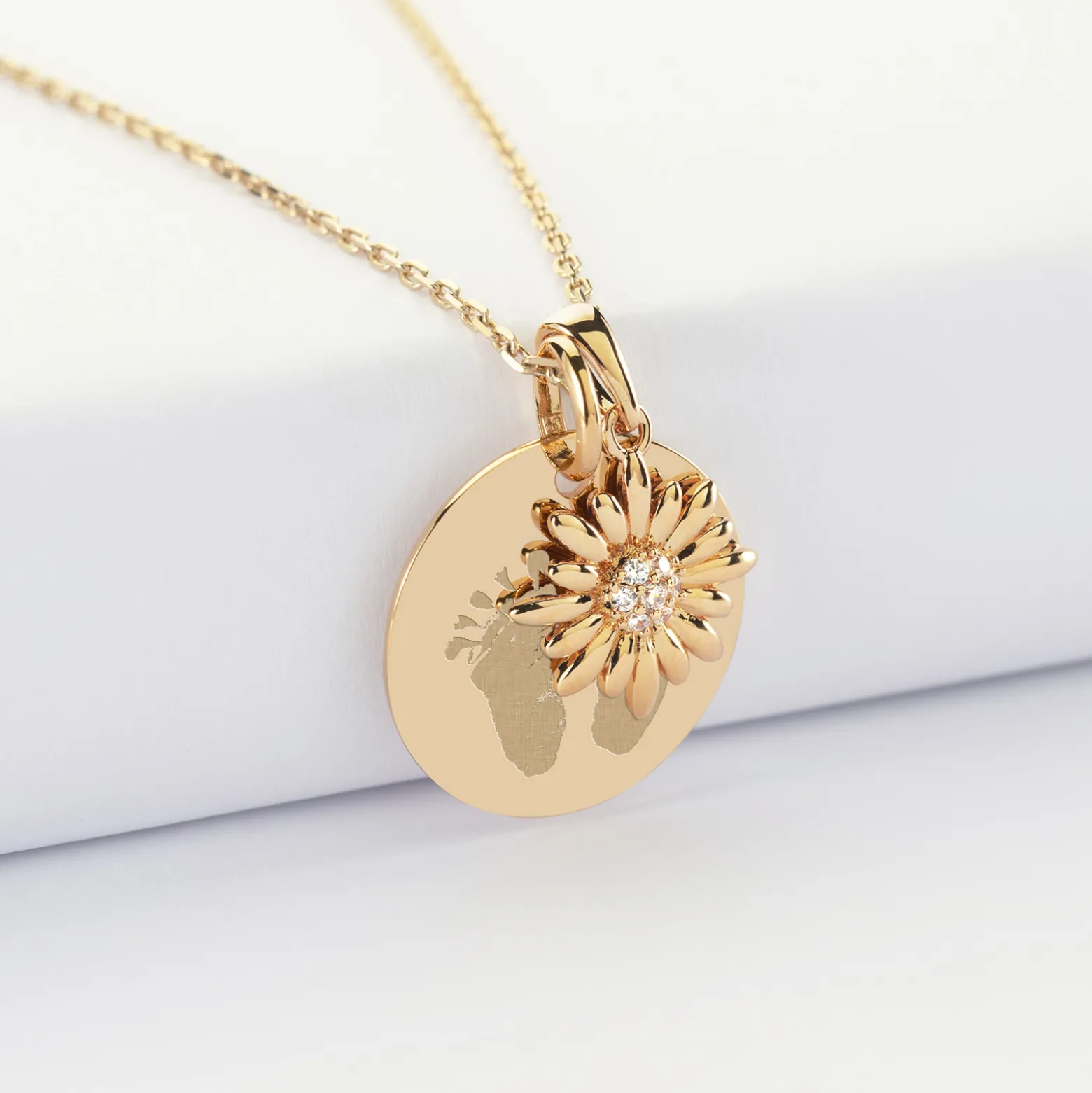 Pendentif personnalisé médaille gravée plaqué or 19 mm et breloque marguerite scintillante 13 mm