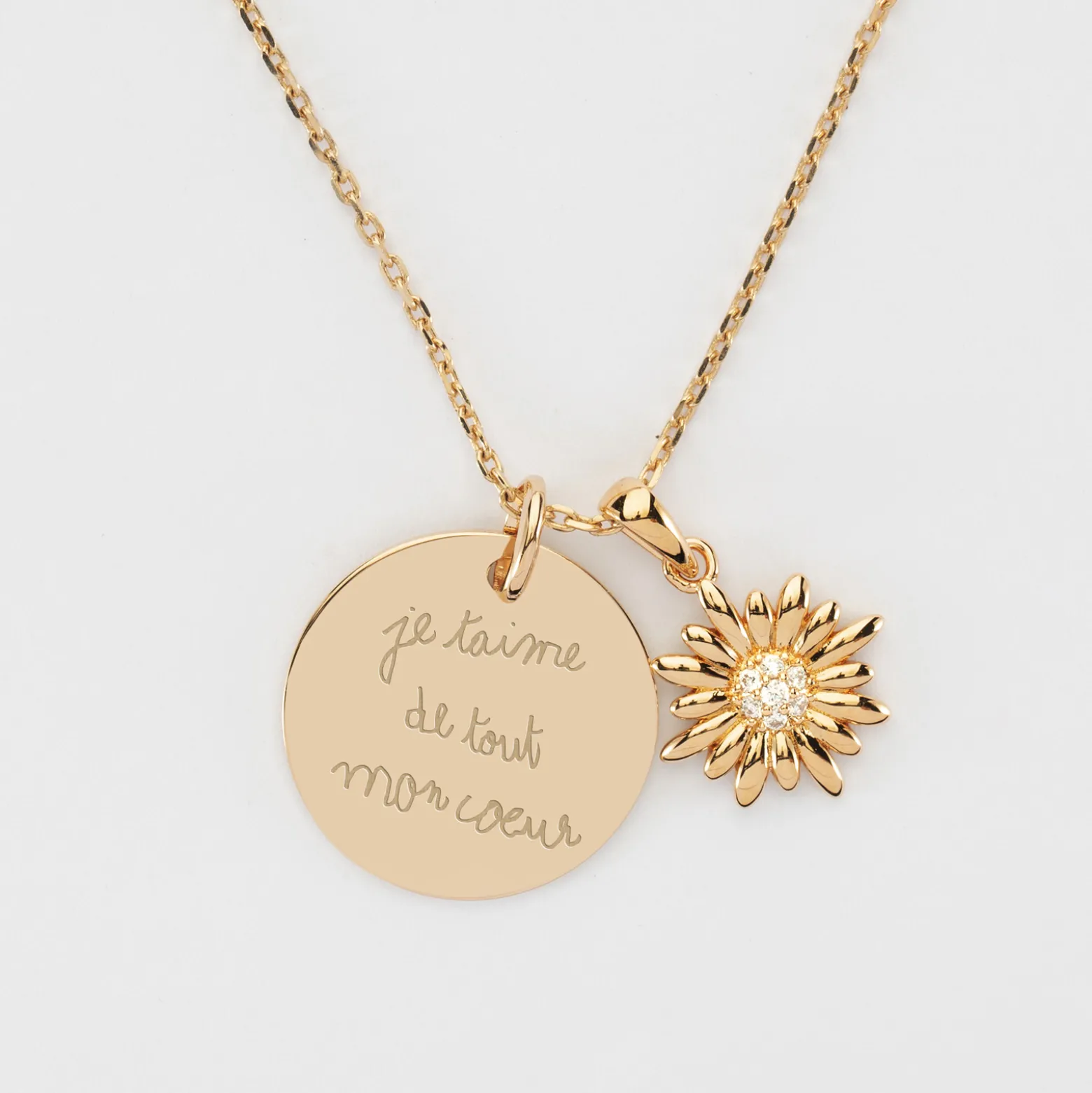Pendentif personnalisé médaille gravée plaqué or 19 mm et breloque marguerite scintillante 13 mm