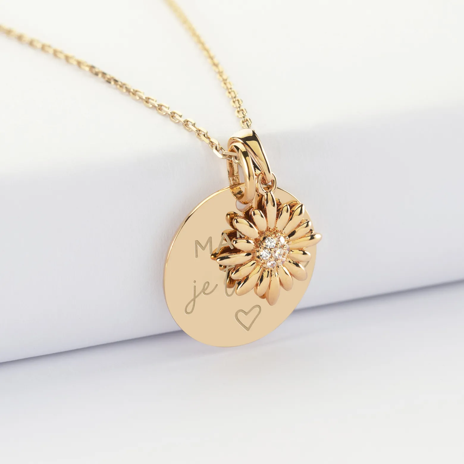 Pendentif personnalisé médaille gravée plaqué or 19 mm et breloque marguerite scintillante 13 mm