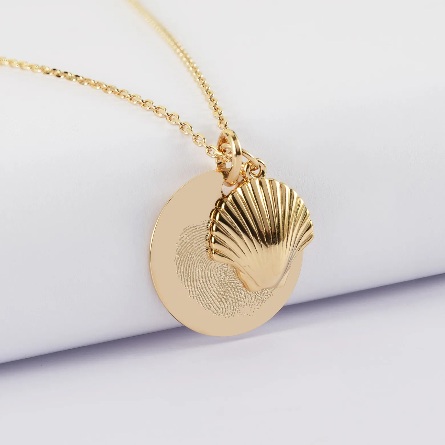 Pendentif personnalisé médaille gravée plaqué or 19 mm et breloque coquillage coque 13 mm