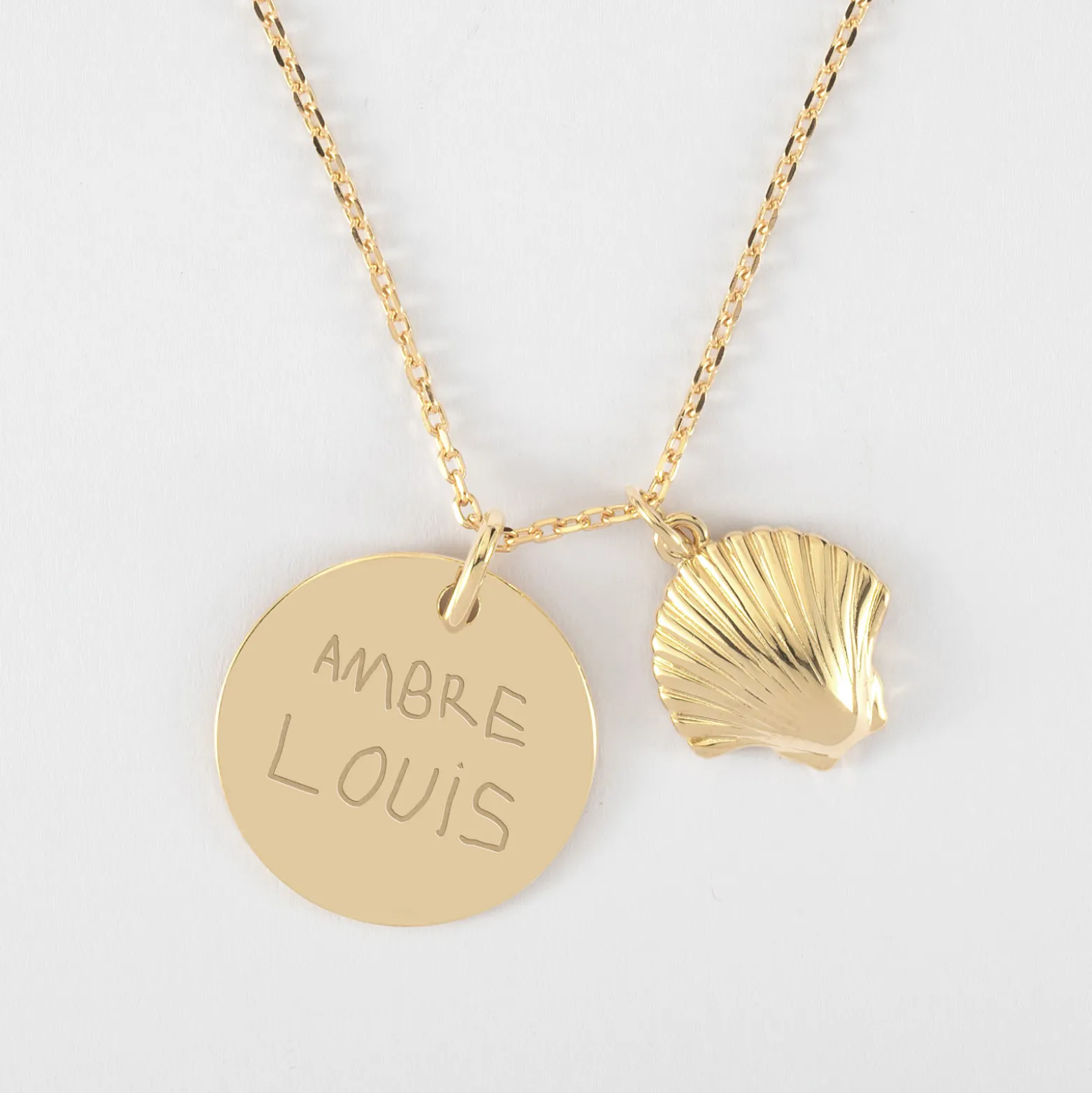Pendentif personnalisé médaille gravée plaqué or 19 mm et breloque coquillage coque 13 mm