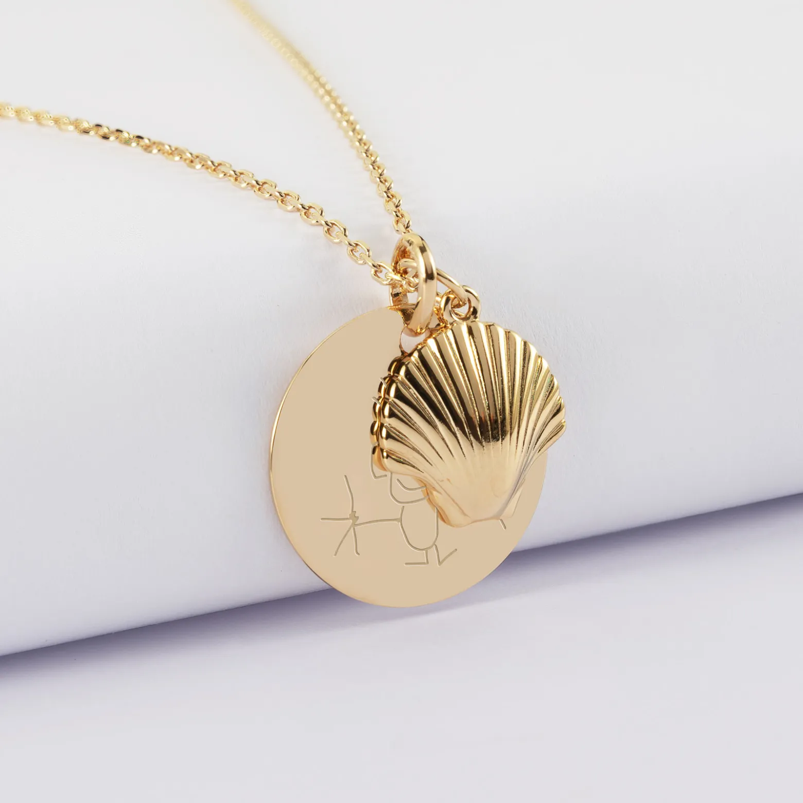 Pendentif personnalisé médaille gravée plaqué or 19 mm et breloque coquillage coque 13 mm