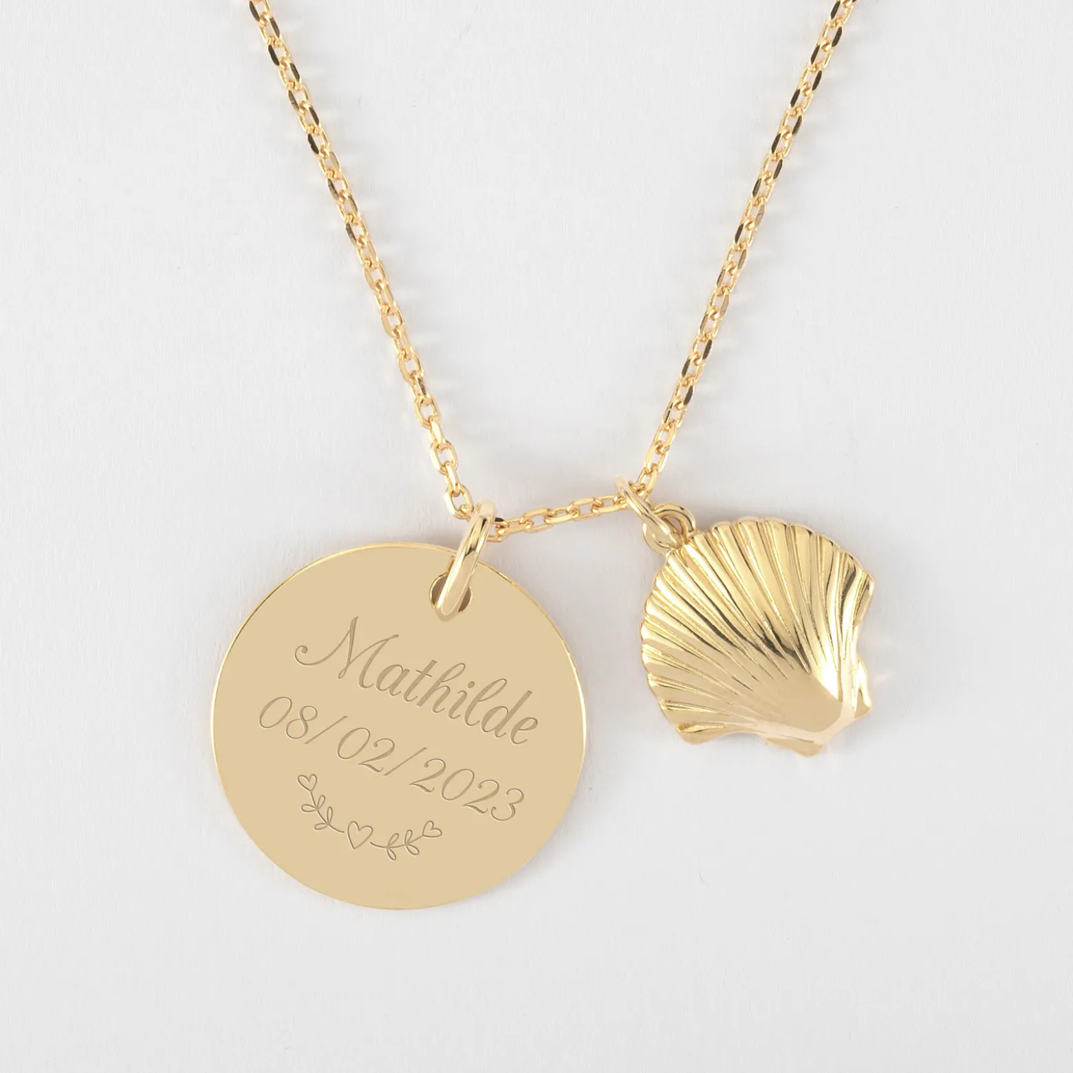 Pendentif personnalisé médaille gravée plaqué or 19 mm et breloque coquillage coque 13 mm