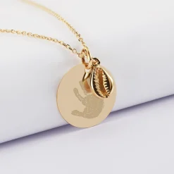 Pendentif personnalisé médaille gravée plaqué or 19 mm et breloque coquillage cauri 10 mm