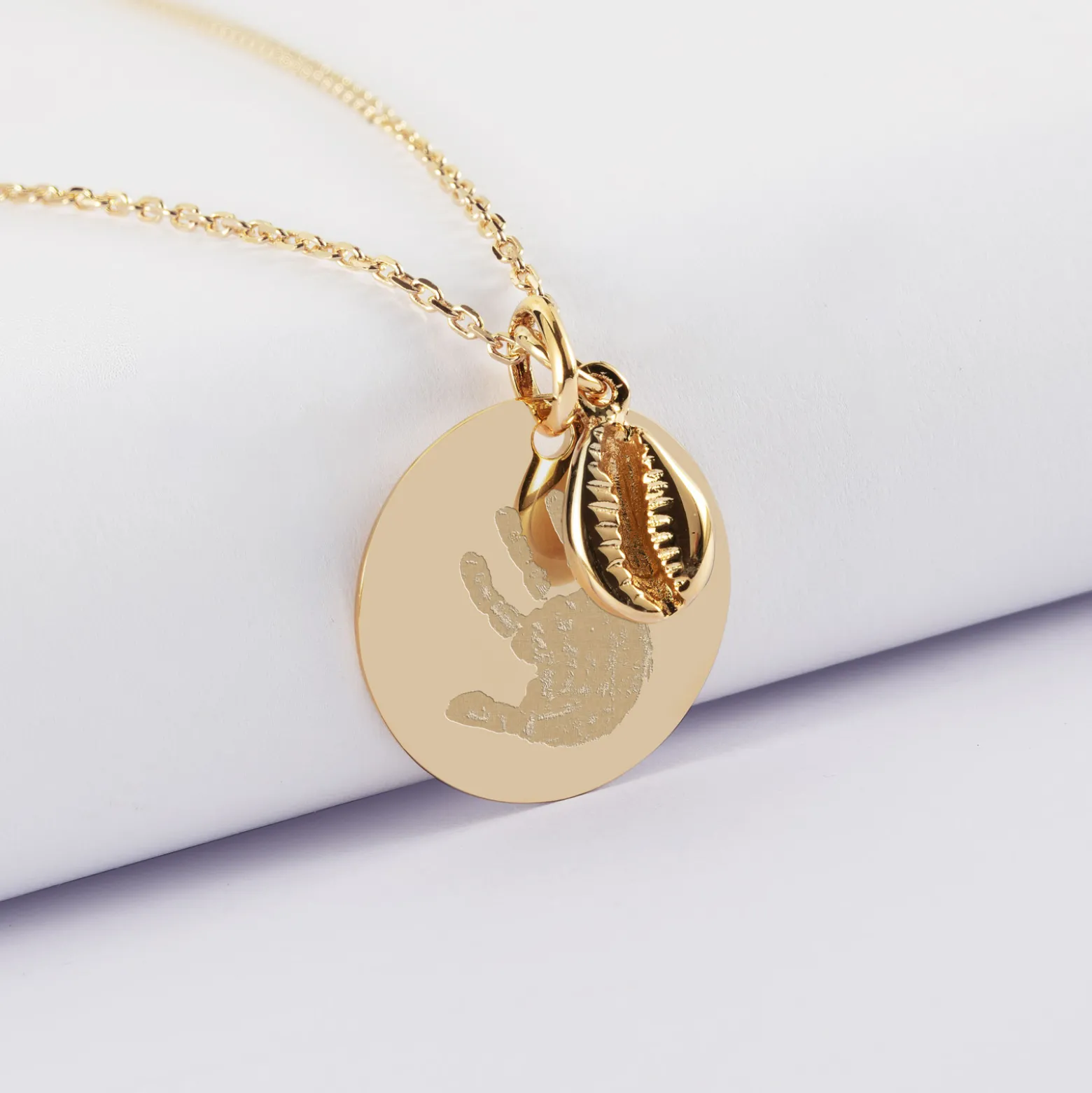 Pendentif personnalisé médaille gravée plaqué or 19 mm et breloque coquillage cauri 10 mm