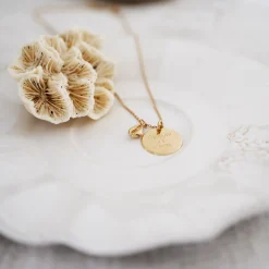 Pendentif personnalisé médaille gravée plaqué or 19 mm et breloque coquillage cauri 10 mm
