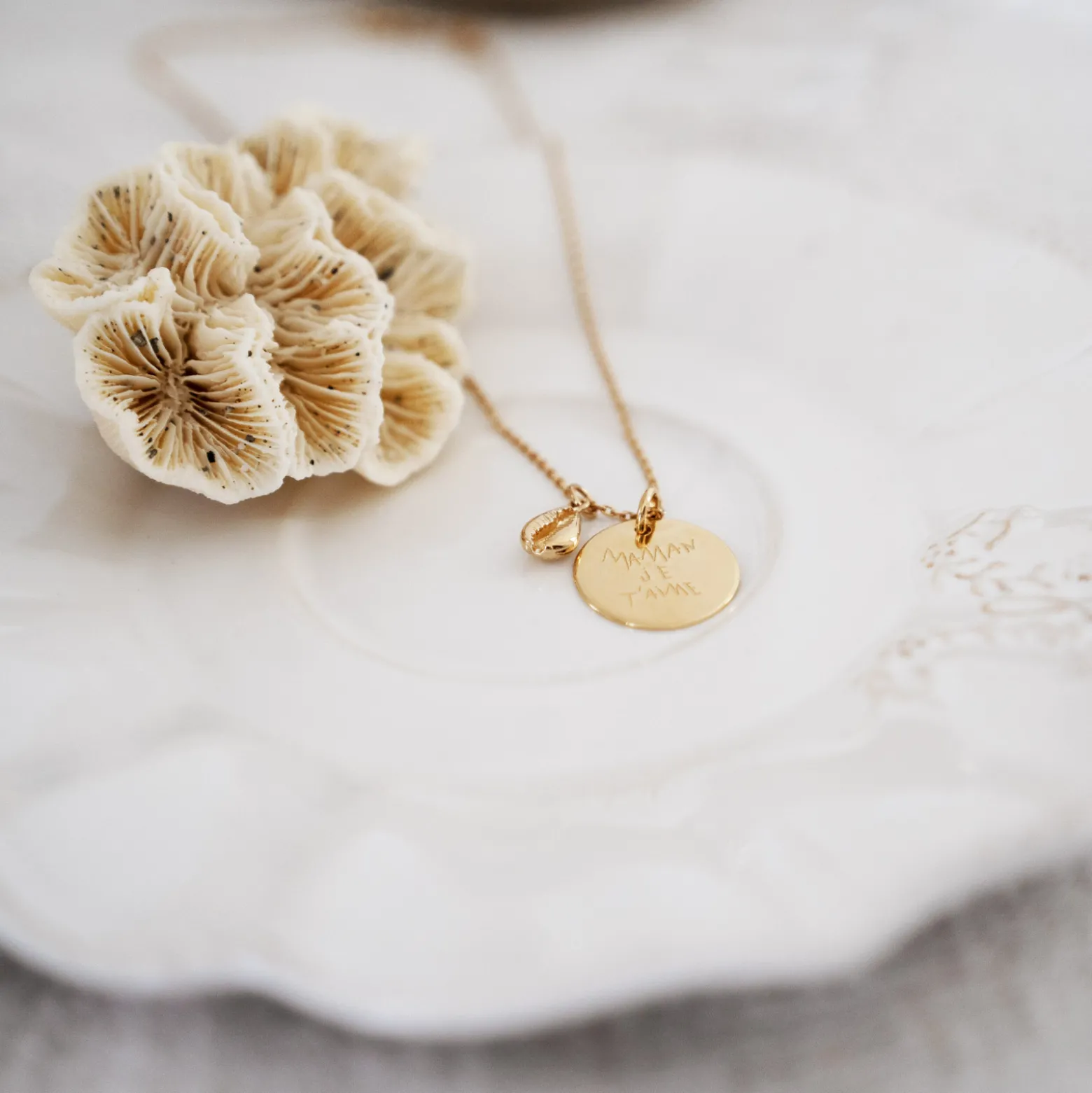 Pendentif personnalisé médaille gravée plaqué or 19 mm et breloque coquillage cauri 10 mm