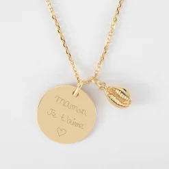 Pendentif personnalisé médaille gravée plaqué or 19 mm et breloque coquillage cauri 10 mm