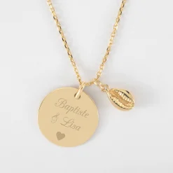 Pendentif personnalisé médaille gravée plaqué or 19 mm et breloque coquillage cauri 10 mm